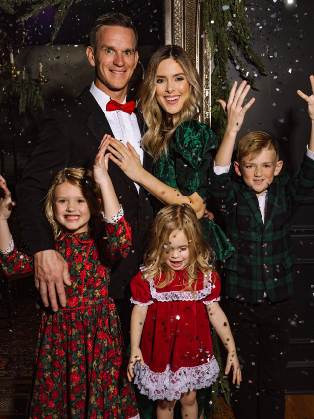 8 Christmas Matching Family Outfits