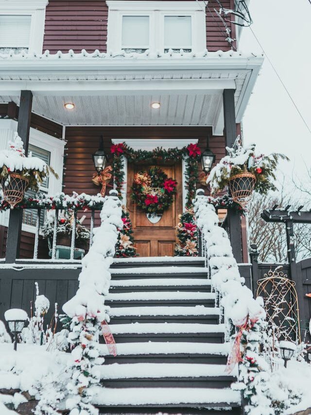 8 Christmas Staircase Decor Ideas